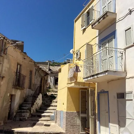 Giallo Storico Casa Villa